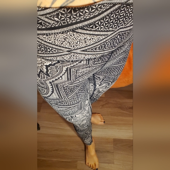 Patterned Black and White Women's Swim Leggings - Picture 1 of 3